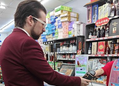 A Serbian fashion designer's day with mobile payment in China